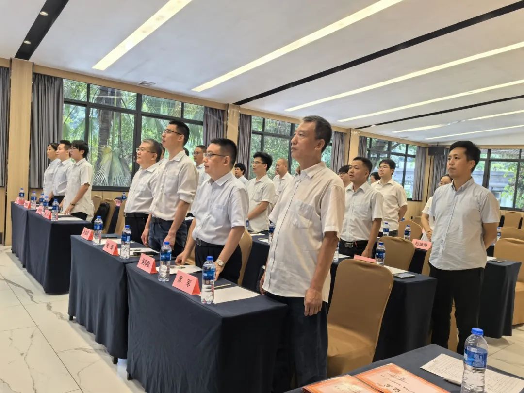 唱?jiǎng)偬叵蚯胺? width=